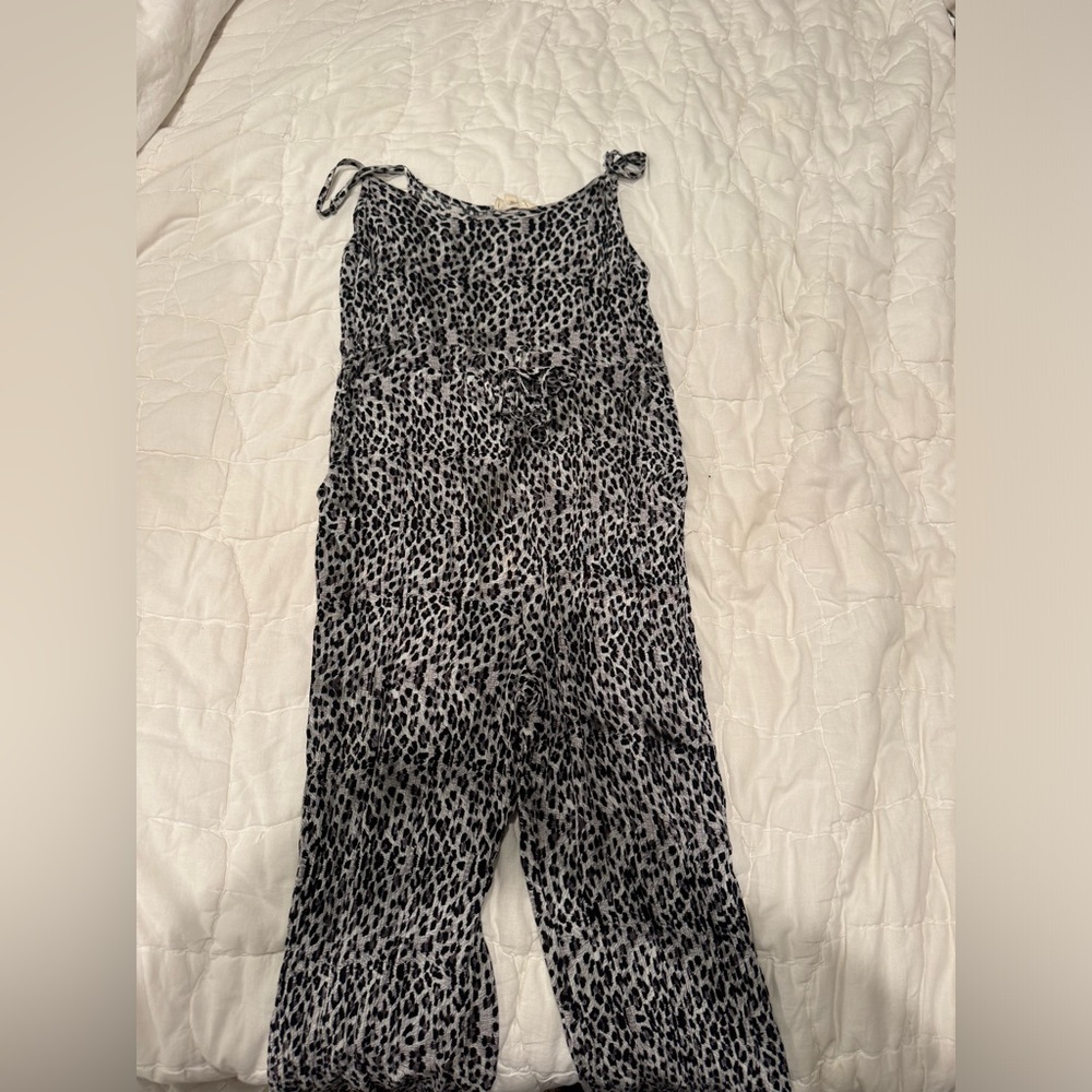 Entro brand jumpsuit 
Size Small